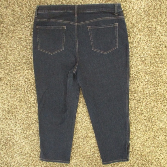 Chico's Jeans Woomen's 2 Dark Wash The Platinum Crop Stretch Denim - Picture 2 of 7